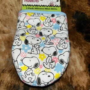 Snoopy Spring Oven Mitts